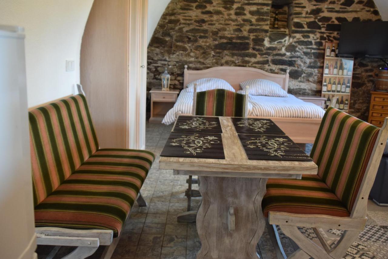 The Wine Cellar In The Old Gemeinde House Apartment