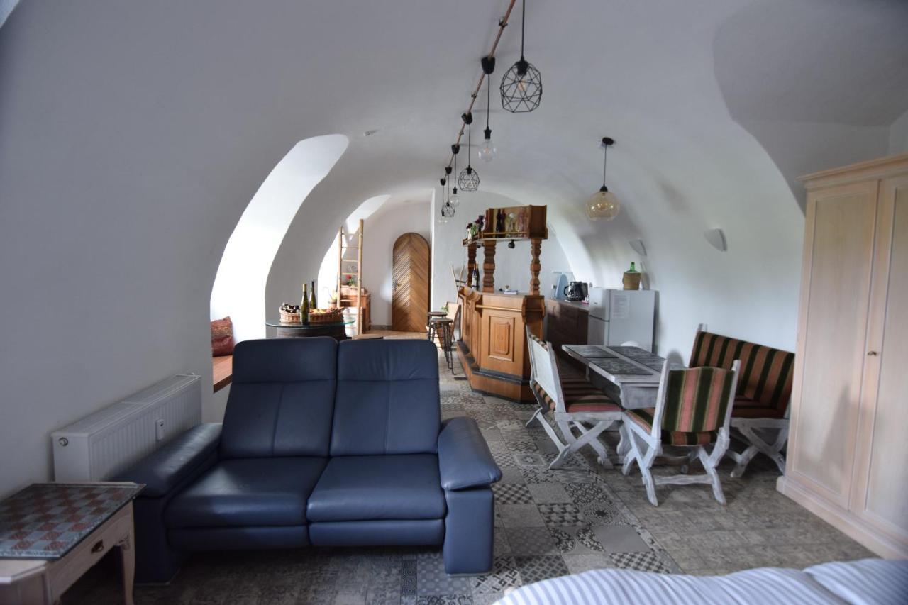 Apartment The Wine Cellar In The Old Gemeinde House *
